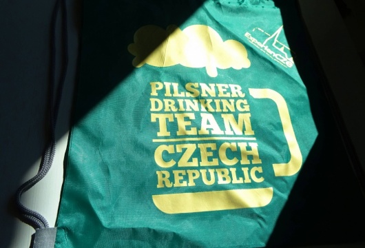 Pilsner Drinking Team Czech Republic: vak na záda se šňůrkou – ZELENÁ + ZLATÉ logo